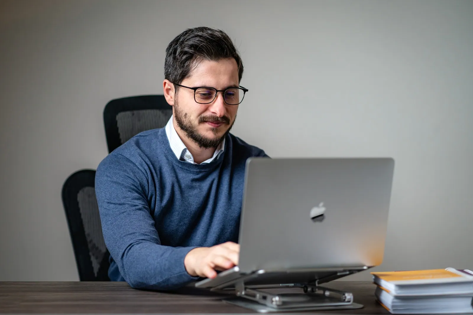 Inteligența artificială nu vine să ne înlocuiască, ci să ne forțeze să devenim mai buni – Interviu cu Bogdan Păunescu, specialist IT